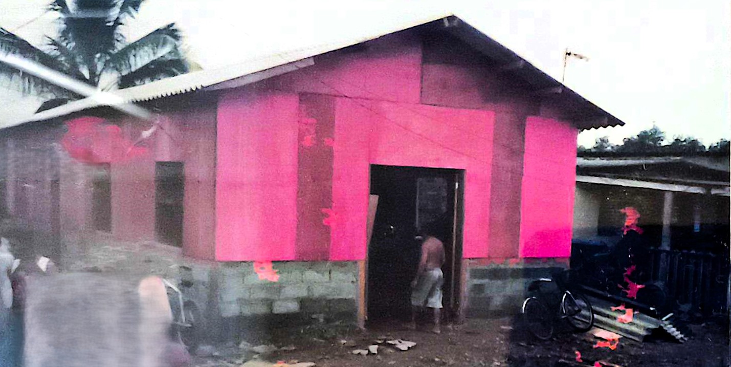 Fotografia da Igreja Divina Misericórdia, situada no Ponto Final da Vila Esperança, em Cubatão, durante um período de reforma. A imagem mostra o templo em madeira sendo restaurado, com a troca das estruturas que, ao longo do tempo, Edite conta que precisavam de manutenção.