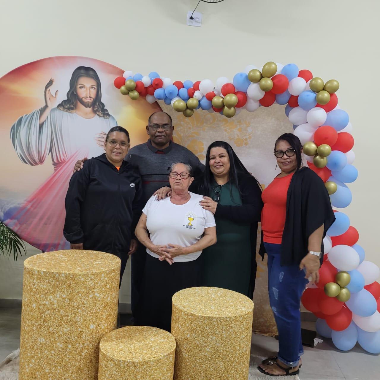 Registro da abertura da Igreja da Divina Misericórdia após a reforma. Em primeiro plano, vemos Edite acompanhada do diácono e de sua esposa, celebrando juntos a inauguração do templo renovado, símbolo da perseverança e união da comunidade.