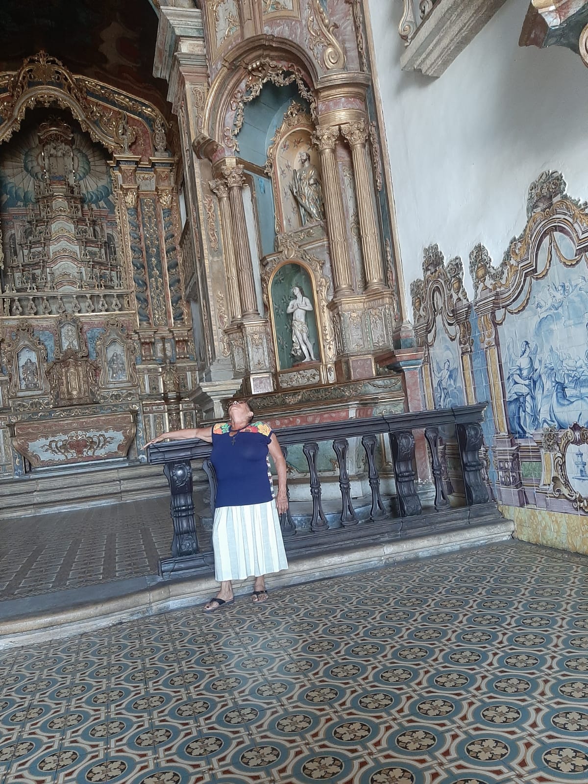 Edite no templo da Igreja Nossa Senhora da Corrente, em Penedo, durante visita às irmãs. O registro mostra sua presença em um espaço histórico e religioso, conectando fé pessoal e patrimônio cultural da cidade.