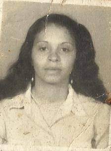 Fotografia 3x4 de Shirley de Oliveira Reis, mãe de Patrícia. A imagem antecede um período marcado pela perda e pela vulnerabilidade social no início da epidemia de HIV no Brasil. Shirley faleceu em decorrência de uma transfusão de sangue realizada em um contexto histórico no qual ainda não havia protocolos adequados de controle e prevenção. À época de sua morte, Patrícia tinha apenas 8 anos. O retrato, comum em documentos oficiais, ganha aqui o peso de uma memória interrompida e de uma história atravessada pela negligência estrutural da saúde pública.