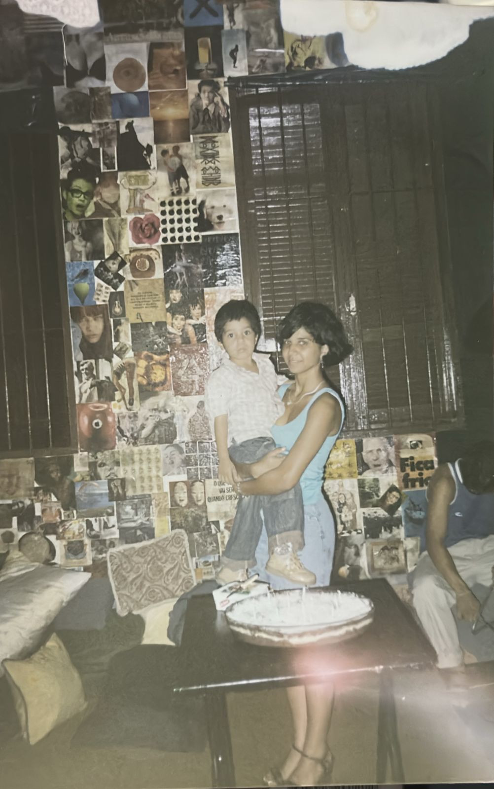 Comemoração do aniversário de Patrícia ao lado de seu filho Kadu, realizada no Teatro do Kaos, em Cubatão. A fotografia registra um momento de celebração íntima entre mãe e filho, associando afeto, maternidade e a vivência de um espaço cultural da cidade.