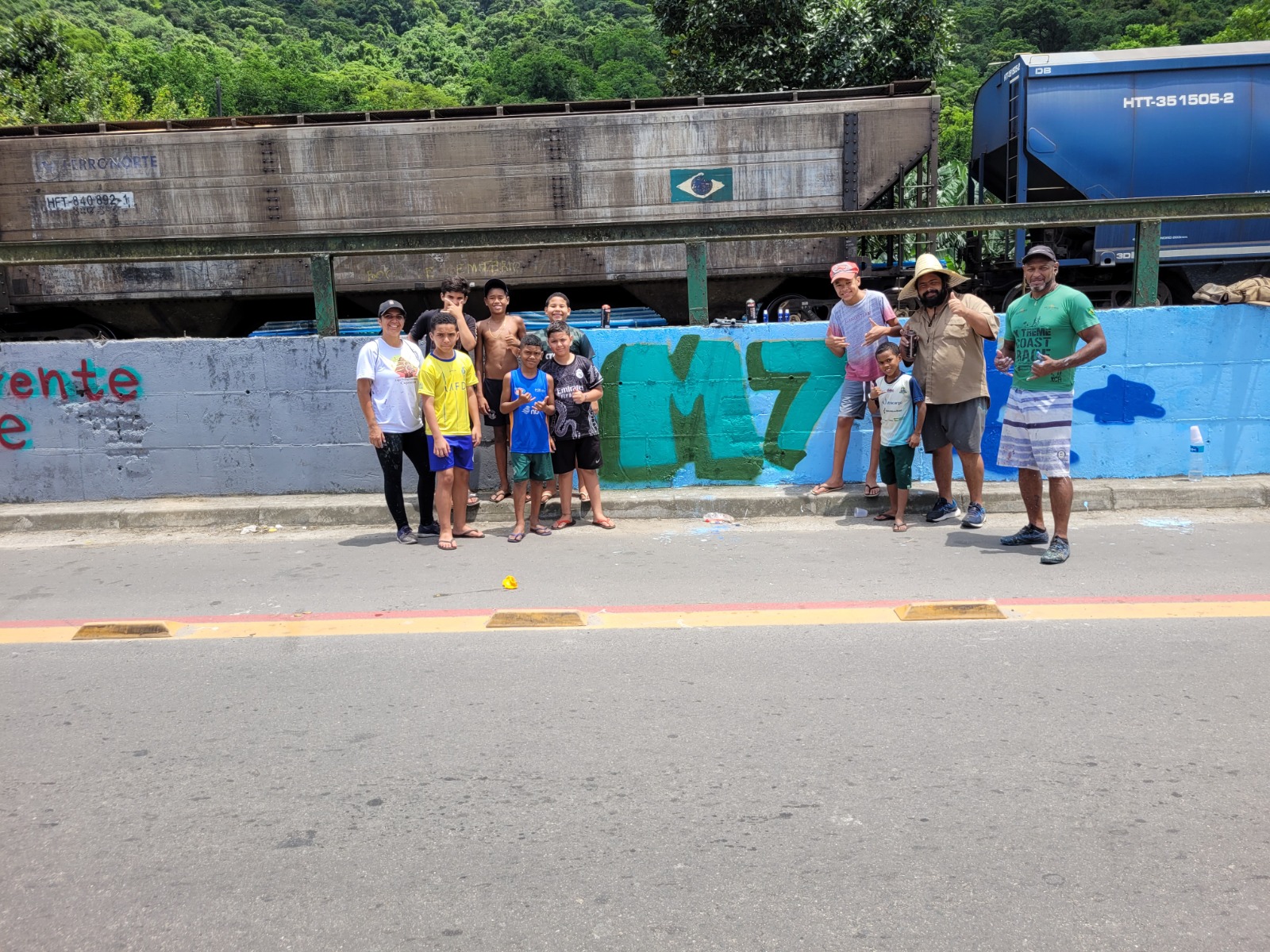 Na Vila Esperança, Patrícia se une às crianças para transformar muros em poesia visual. Entre risadas e pinceladas, a presença vibrante da garotada do time de futebol M7 trouxe ainda mais vida ao projeto. Cada traço no muro é mais do que tinta: é memória, é identidade, é a marca de uma juventude que acredita na beleza de sua comunidade. A fotografia captura não apenas o ato de grafitar, mas o encontro de gerações que, juntas, reinventam o espaço urbano em dezembro de 2024.