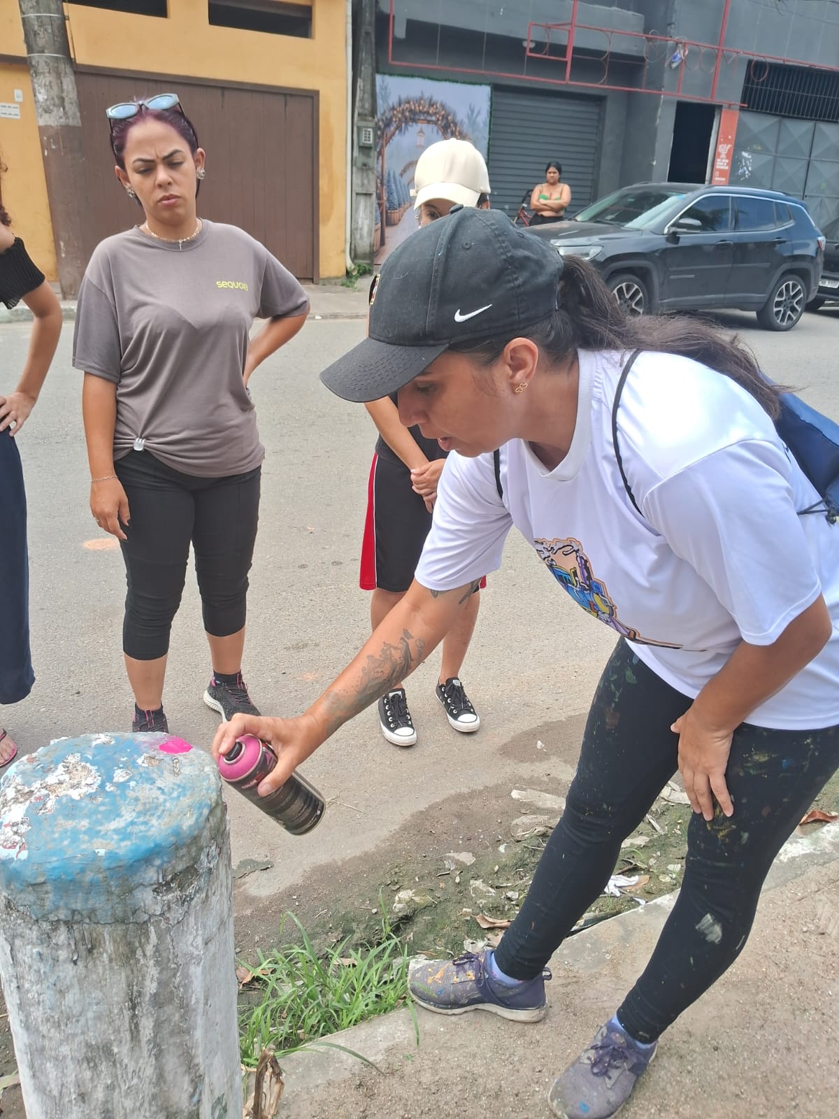 Na oficina de grafite com as “Asmaras” da Gerando Falcões, Patrícia conduz com entusiasmo e energia contagiante um grupo que colore não apenas paredes, mas também perspectivas. O projeto Linha Pra Frente Rumo à Arte transforma a Vila Esperança em palco de criatividade e pertencimento. Cada gesto, cada cor aplicada, carrega o poder de ressignificar o espaço urbano e fortalecer vínculos comunitários. A fotografia revela a intensidade desse encontro, onde Patrícia mostra às meninas que a  arte e a esperança se entrelaçam em dezembro de 2024.
