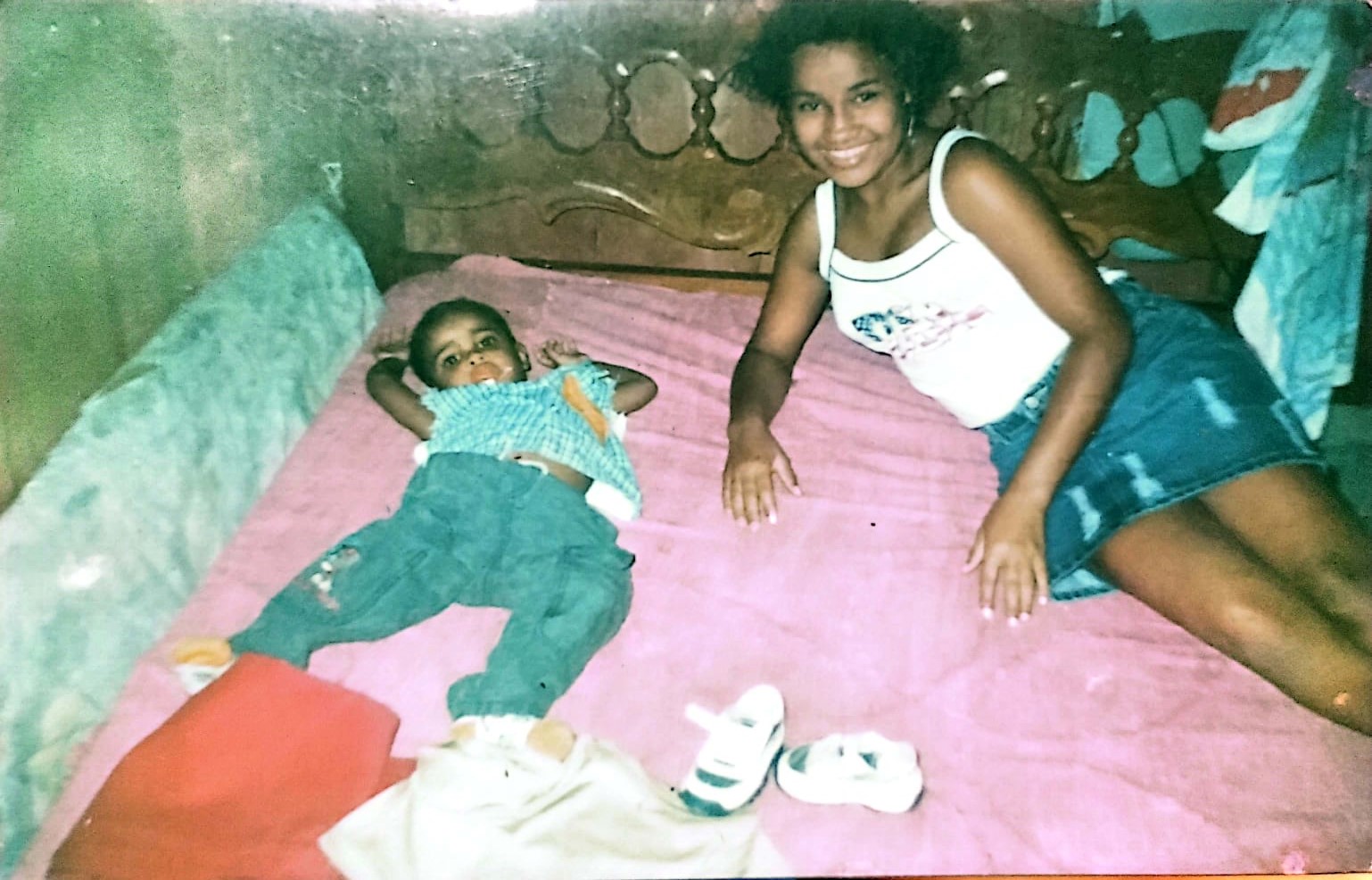 Um momento de afeto entre a mãe Ivani e o filho Francisco, antes da difícil decisão de partir.