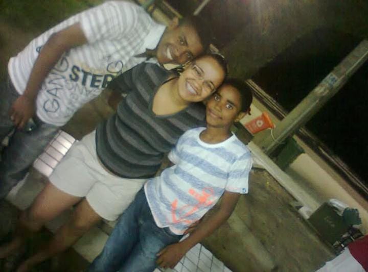 Os irmãos Wallace, Nayara e Kennedy. O registro apresenta um momento de descontração entre os filhos de Ivani na Vila Esperança onde residiam. Embora Ivani relate que o período era marcado pela presença de violência no entorno, a imagem oferece um contraponto significativo: evidencia a construção de afetos, convivências e experiências cotidianas que também fazem parte da memória do lugar.