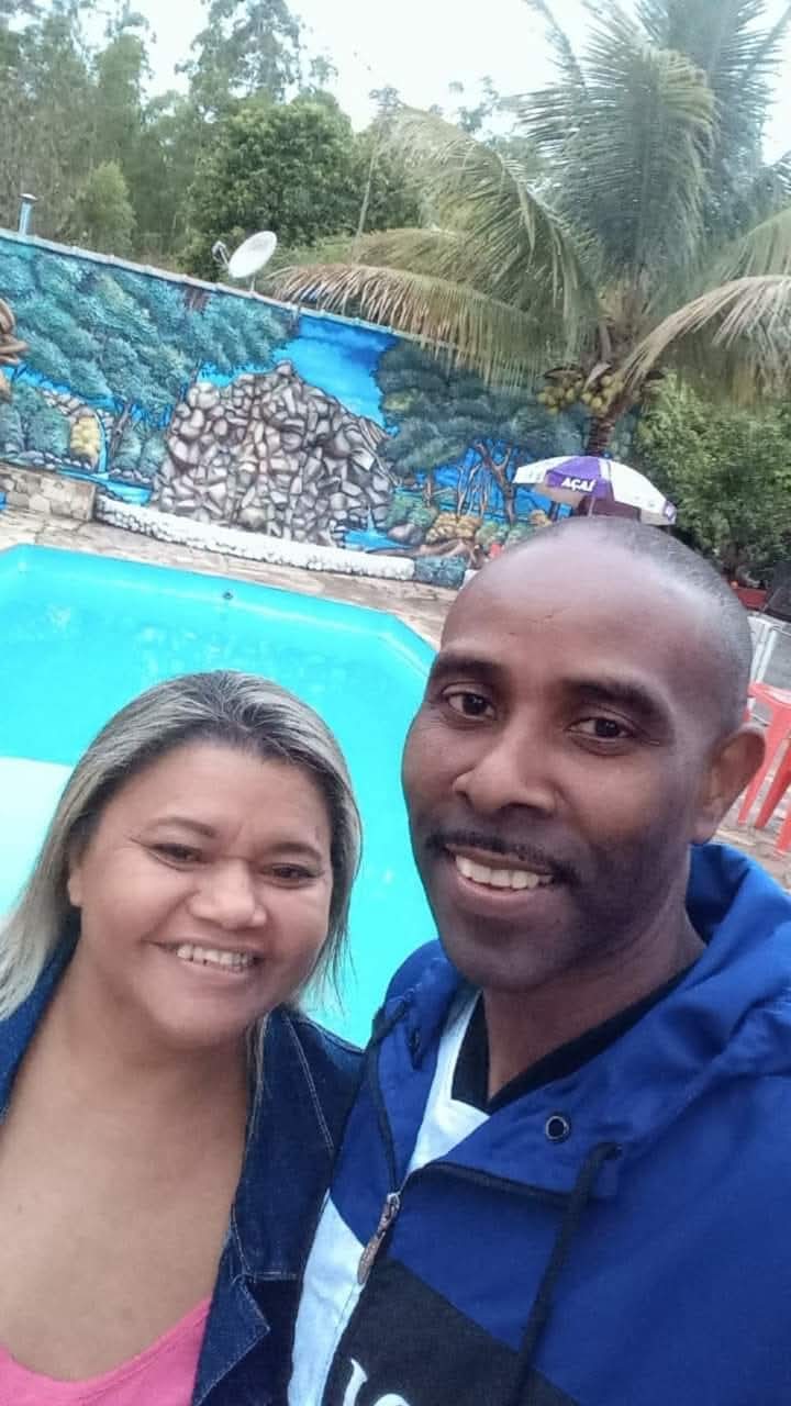 Ivani e seu marido, Roberto. O registro apresenta o casal em um momento de lazer, evidenciando uma dimensão mais leve e cotidiana de suas trajetórias. Ivani relata que ambos valorizam esses momentos juntos, desfrutando passeios, idas à praia e, especialmente, o forró, que ela aprecia.