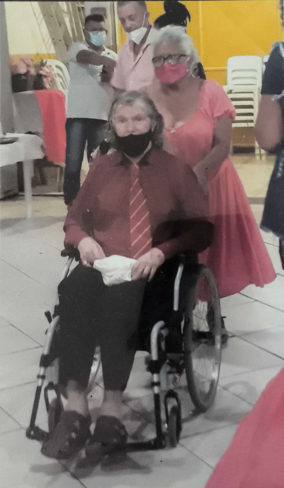 A imagem registra o casamento de Dona Cícera e Tigrão, realizado durante o período da pandemia. Embora já compartilhassem décadas de vida em comum, o casal ainda não havia oficializado legalmente a união. Segundo relato de Dona Cícera, a cerimônia foi organizada como uma surpresa pelas irmãs da igreja, que transformaram o que seria um encontro íntimo em uma celebração comunitária marcante. Na época, Tigrão já se encontrava bastante debilitado e era cuidado por Cícera com dedicação. O registro carrega não apenas o simbolismo da oficialização, mas também o afeto coletivo e a rede de apoio que permeia as relações na Vila Esperança.