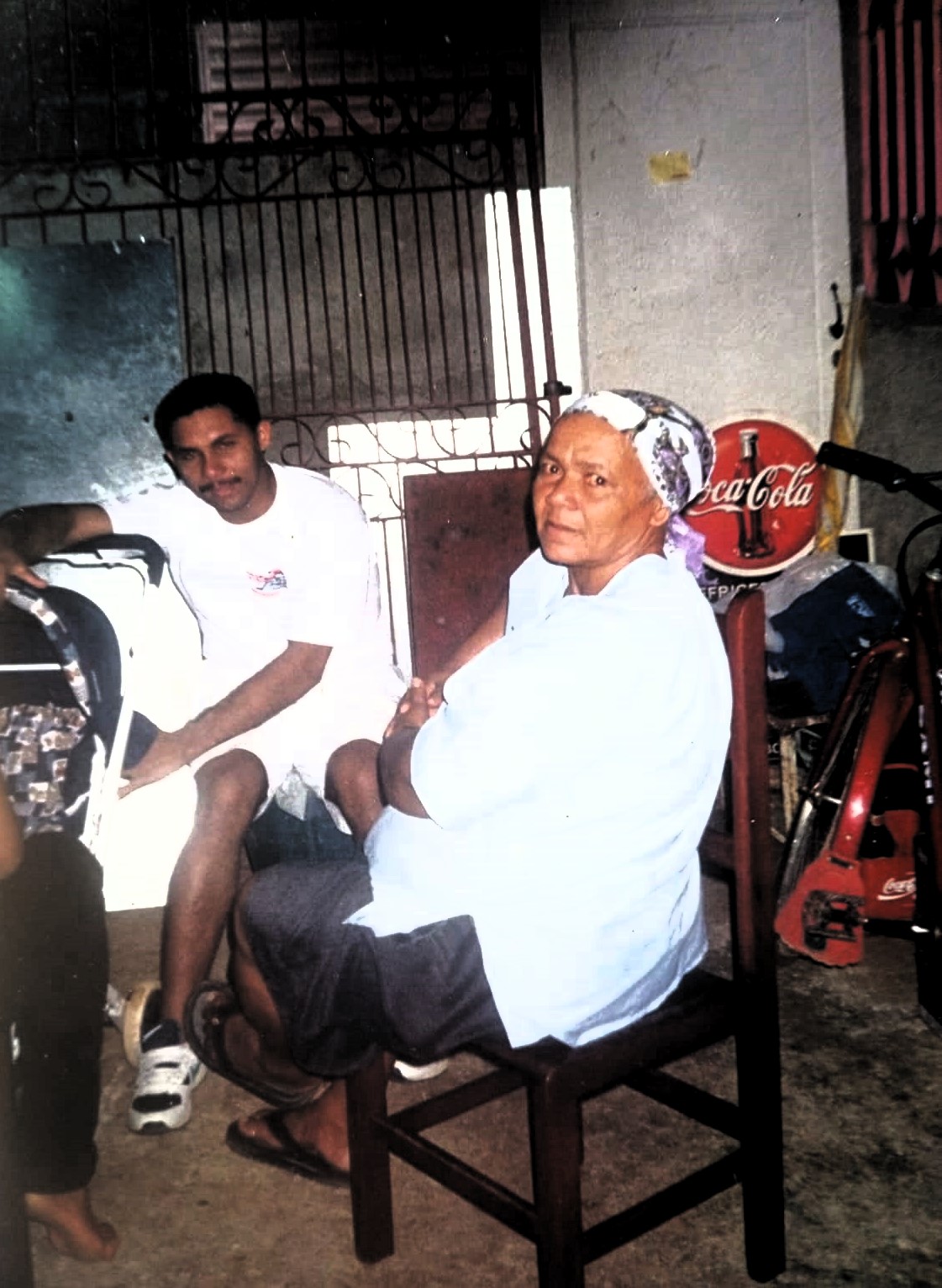 Fotografia que mostra Alfredo ao lado de sua mãe, Josefa, em um período em que ela se encontrava com melhor estado de saúde. O registro é carregado de significado afetivo, pois foi realizado pouco tempo após a perda do marido e pai de Alfredo, José Severino, falecido em um acidente de carro em 1989. A imagem preserva a memória do cuidado, do vínculo materno e da importância dos encontros familiares como forma de atravessar o luto e manter vivas as histórias compartilhadas.