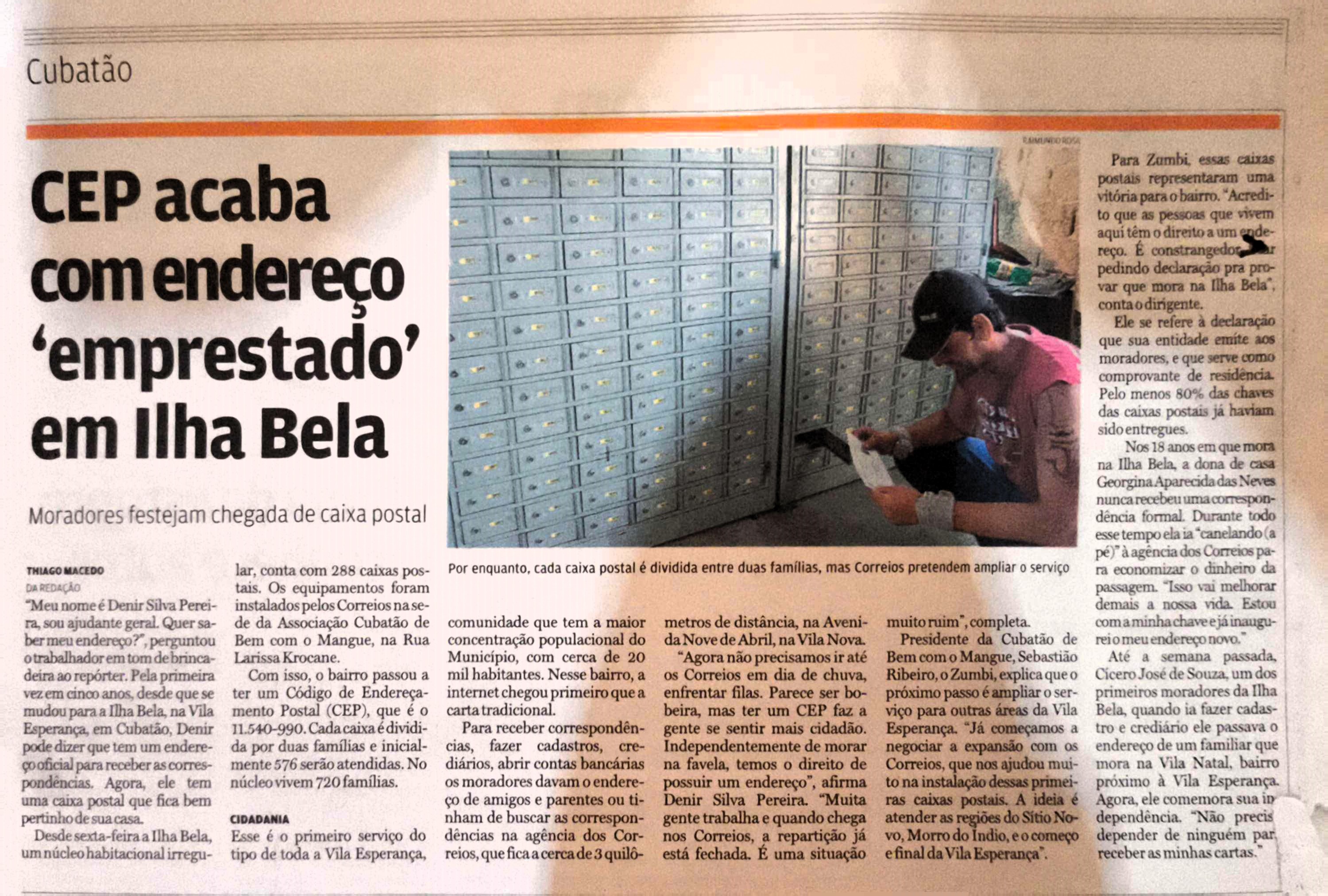 Matéria de jornal relatando o momento em que a Ilha Bela, na Vila Esperança, passou a ter CEP e caixa postal, o primeiro serviço do tipo na região. A reportagem registra também a luta de Zumbi para ampliar o acesso postal a outras áreas da Vila, marcando um avanço simbólico e prático no reconhecimento institucional do território.
