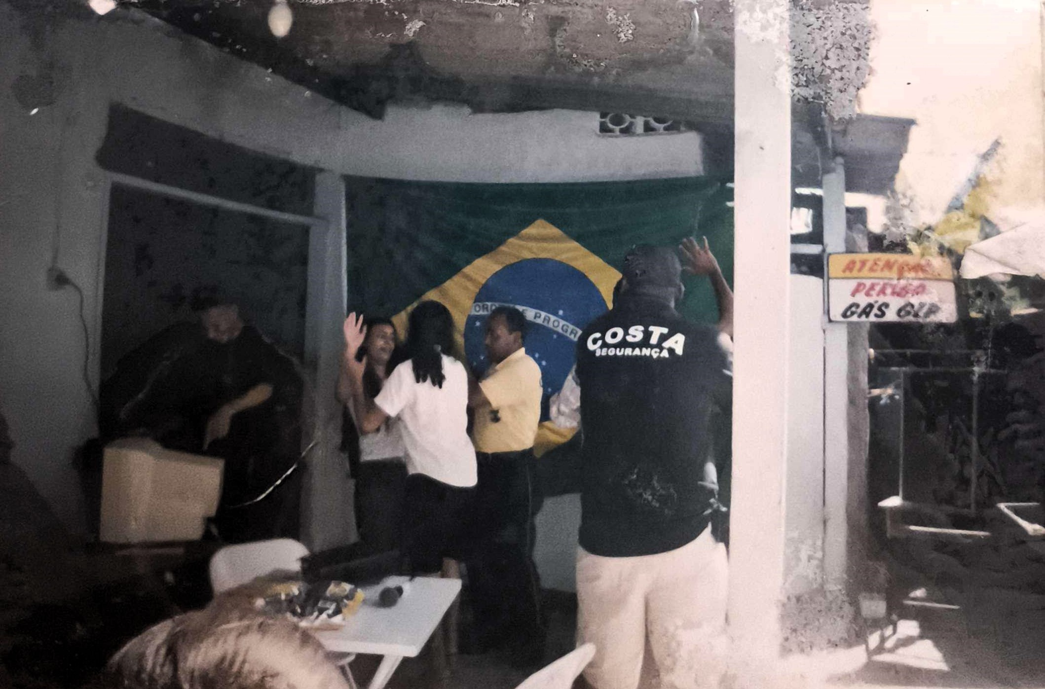 A fotografia mostra um dos muitos eventos realizados no espaço externo da associação de moradores da Ilha Bela. Essas festas comunitárias reuniam as pessoas do bairro, fortalecendo laços e criando oportunidades para arrecadação de recursos destinados às melhorias necessárias na região. O registro evidencia a potência da organização popular e a importância dos encontros coletivos para o desenvolvimento local.