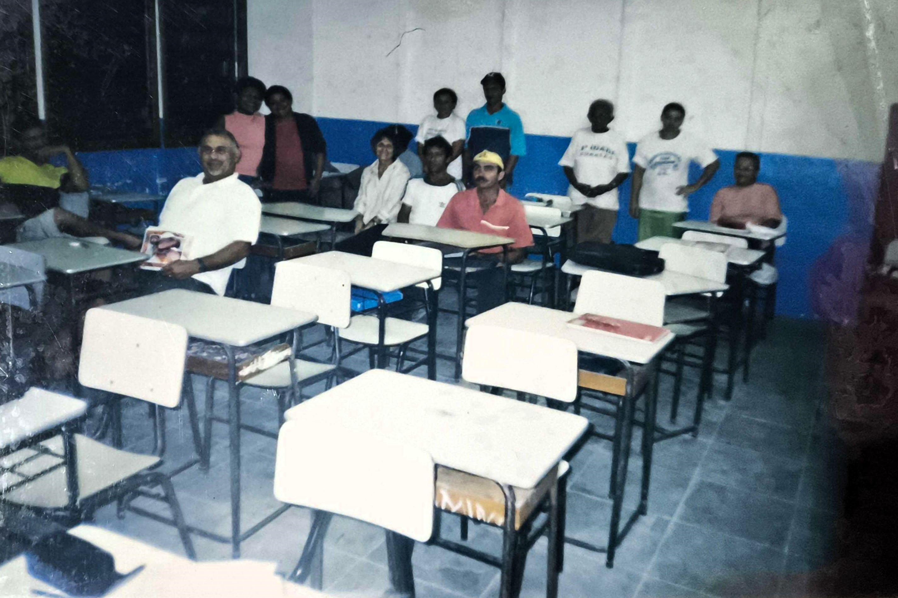 A imagem documenta uma das oficinas promovidas pela Sociedade de Melhoramentos do Jardim Ilha Bela, presidida por Zumbi na Vila Esperança. Esses cursos tinham como objetivo ampliar conhecimentos e oferecer ferramentas para que moradores pudessem melhorar suas condições de vida. A fotografia evidencia a compreensão de Zumbi de que a educação e a formalização eram caminhos fundamentais para transformar a realidade comunitária.