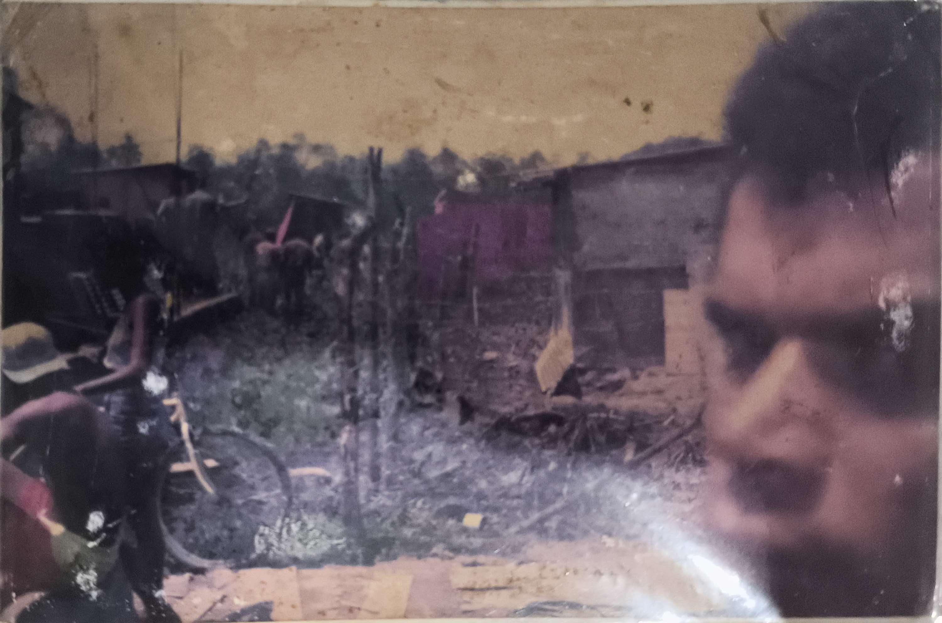 A fotografia mostra uma das paredes simples do barraco onde vivia Dona Martinha, mãe de Zumbi, na década de 80. A partir desse espaço modesto nasceram importantes transformações na Ilha Bela: ali funcionou, anos depois, a Sociedade de Melhoramentos, núcleo essencial para as melhorias estruturais do bairro. Mais tarde, o mesmo terreno foi doado por Zumbi para a construção da Capela Irmã Dulce. Hoje um bairro amplo e consolidado, a região tem sua história iniciada neste pequeno barraco, sustentado pela determinação de uma mulher e de seu filho, que dedicaram a vida à luta comunitária.