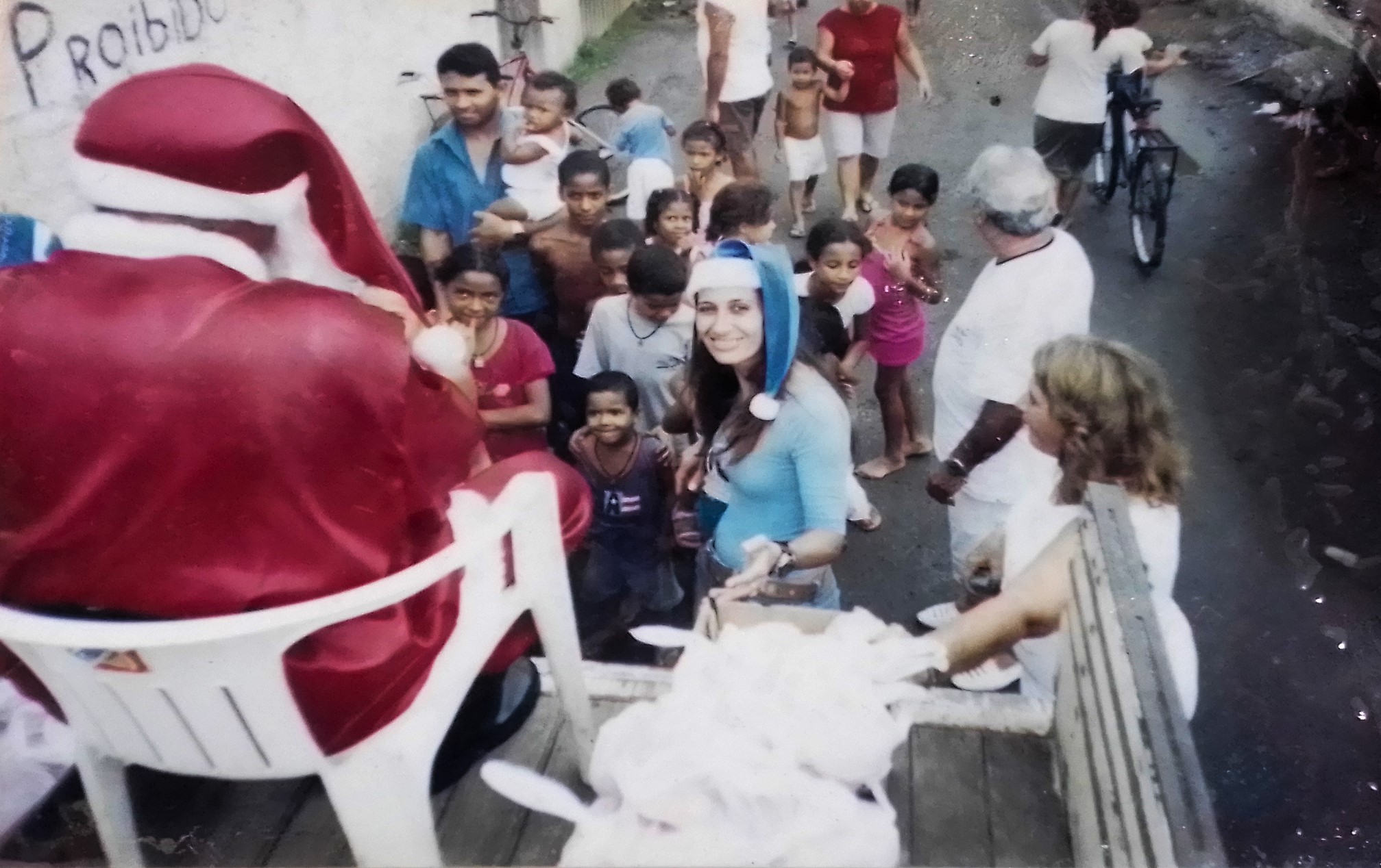 A imagem registra um Natal solidário na Ilha Bela, promovido para oferecer às crianças brinquedos e momentos de alegria. A ação reforça o compromisso da comunidade em criar celebrações significativas, mesmo diante das dificuldades, garantindo que a infância da Vila Esperança experimentasse afeto e inclusão.