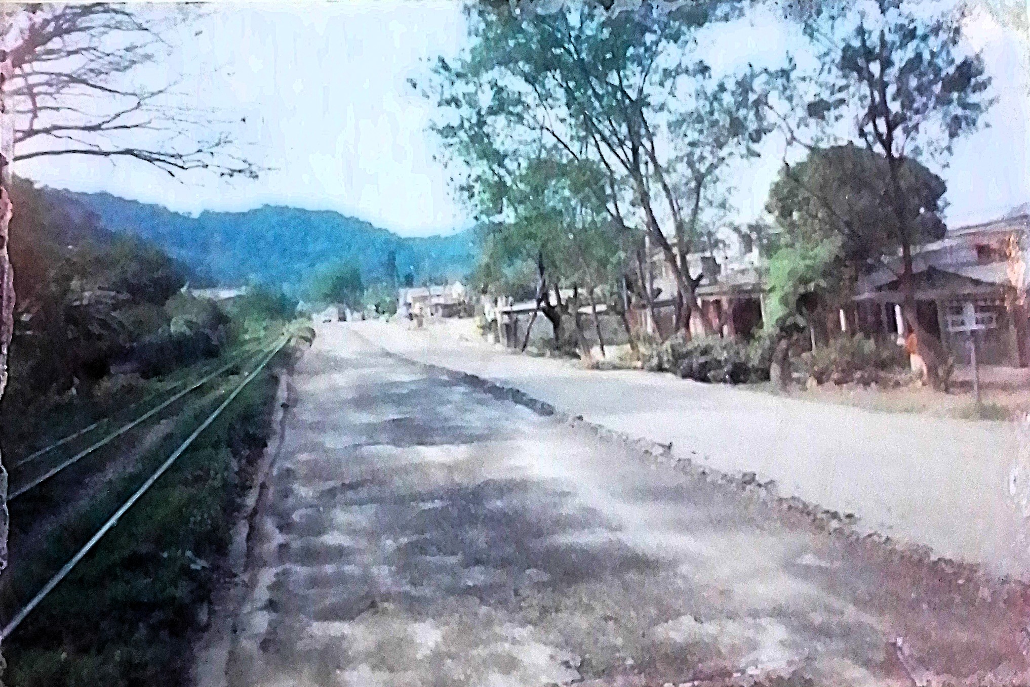 Imagem histórica da Avenida Principal da Vila Esperança, próxima ao local onde hoje funciona a Associação De Bem com o Mangue. A via ainda era de cascalho e, à esquerda, aparece a antiga linha férrea única, antes da construção dos muros e da duplicação dos trilhos. A fotografia revela o contraste entre o passado simples e o presente urbanizado, marcando a expansão do bairro.