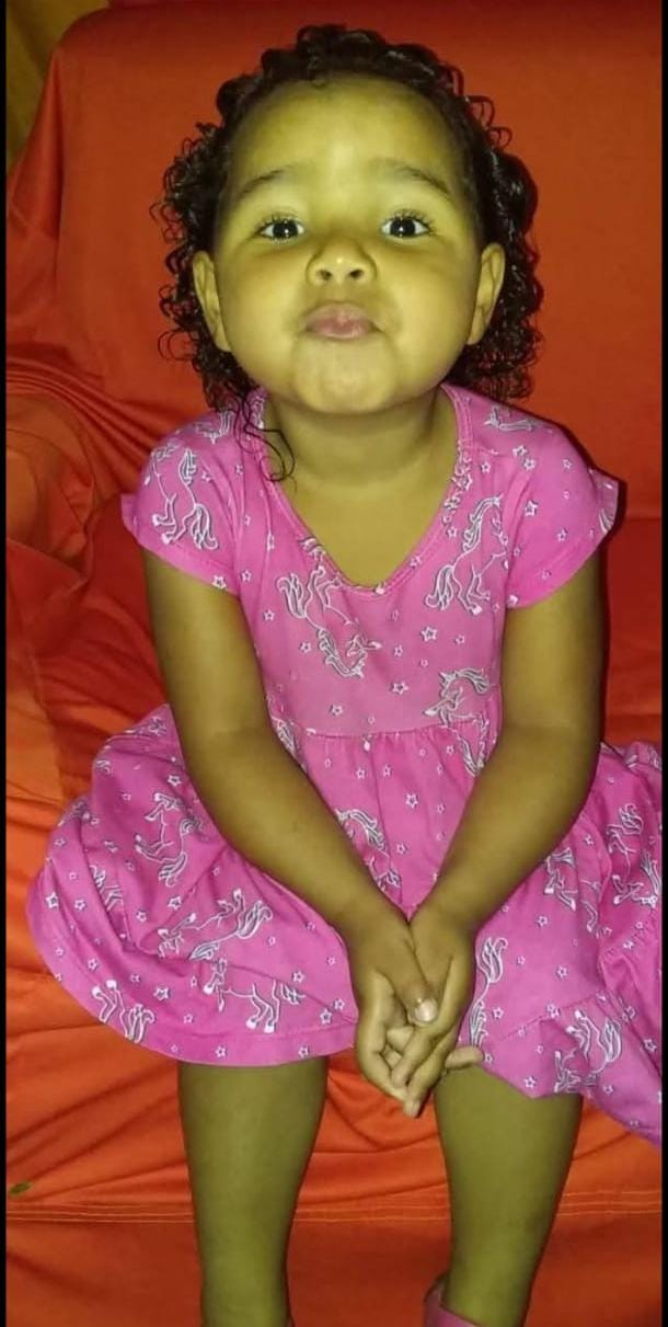 Noemy Nicole (filha de Fabinho). Foto tirada dentro da igreja Assembléia de Deus, na rua Marquês de Abrantes, Bebedouro, Maceió.