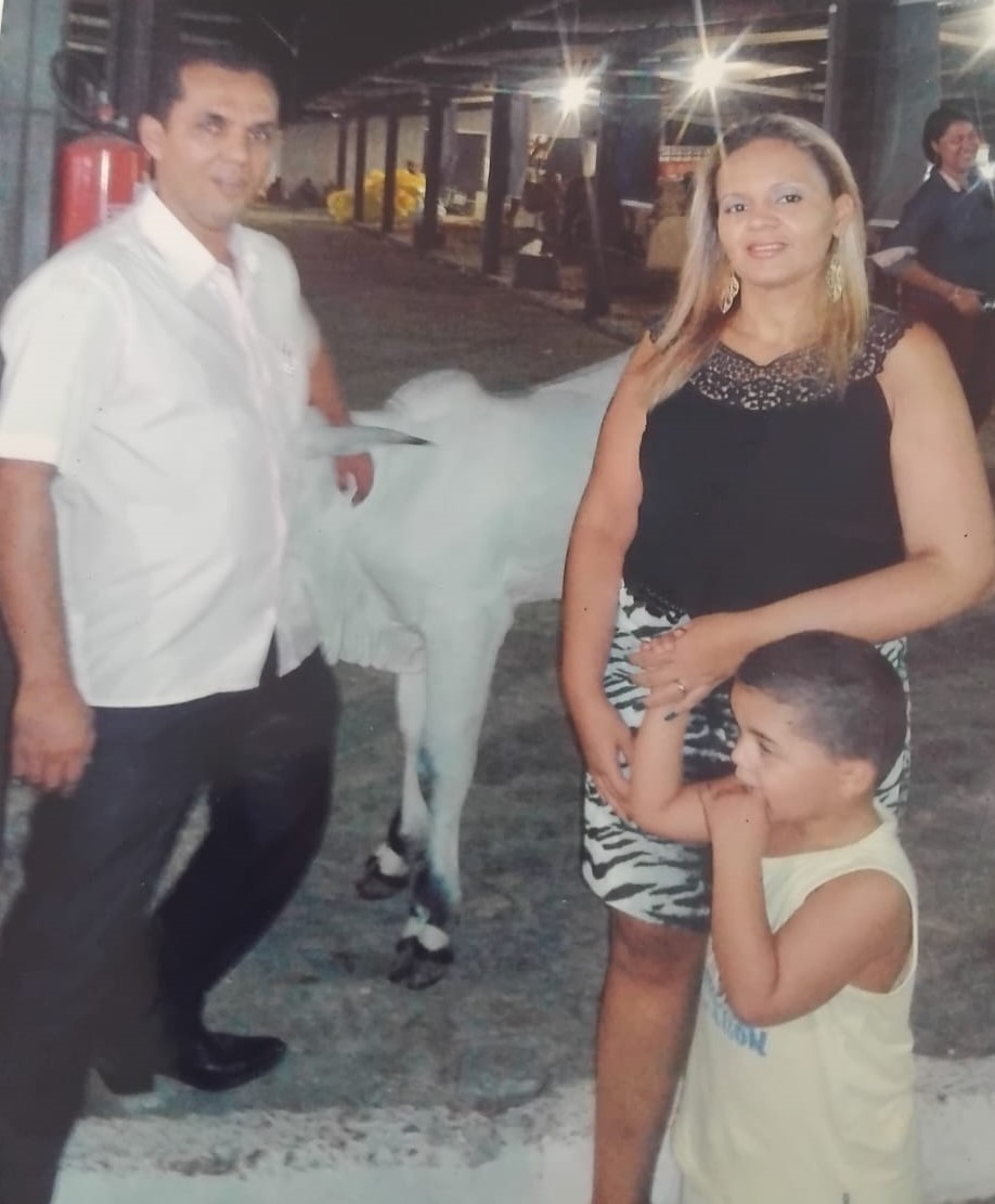 Em momento de lazer no parque da Pecuária, Paulo Henrique Rodrigues faz carinho em um bezerro em companhia de Ana Lucia (ex esposa), e Guilherme (filho).
