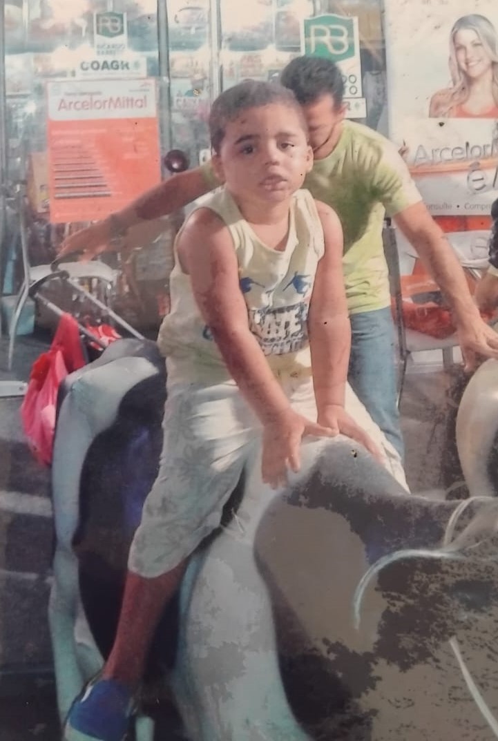 Guilherme (filho), montado em um bezerro, em momento de lazer no Parque da Pecuária.