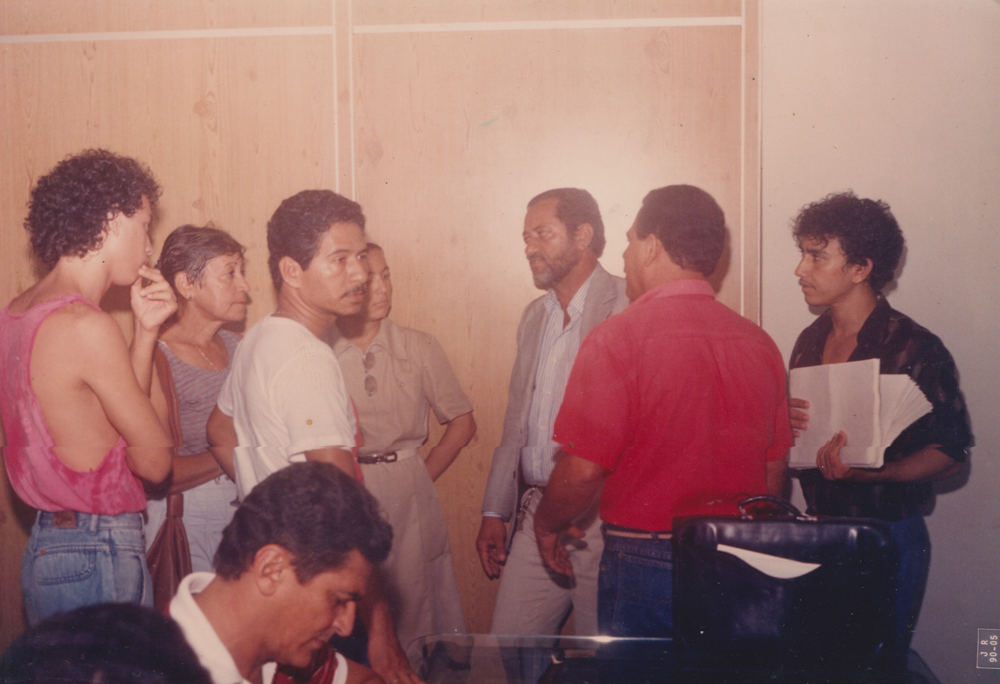 Foto tirada na prefeitura de Maceió. Aguinaldo e seus colegas estavam protocolando um abaixo assinado reivindicando moradia para o bairro do Bom Parto. Na foto estão presentes, Aguinaldo, dois funcionários da prefeitura, Irmã Elionara, Reginaldo (membro do  grupo pastoral), Ivonete (ex -moradora do Bom parto e membro do grupo  liberdade), Alan (irmão do Aguinaldo e membro do grupo liberdade).