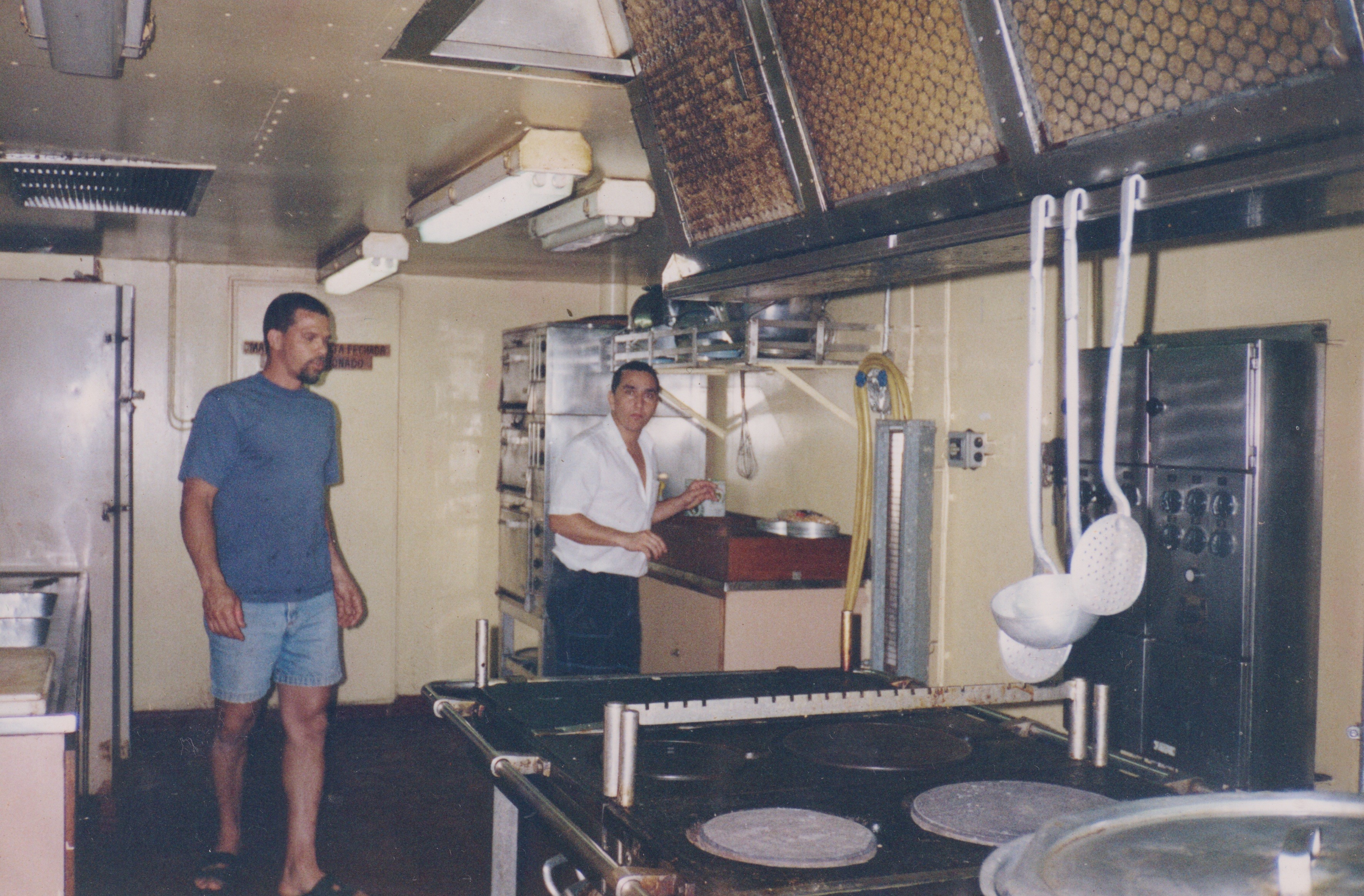 Na cozinha do navio Doce River. Na foto está ajudando a preparar a festinha de 9 anos do Adriel (filho  do  segundo oficial de máquina que está ao seu lado, não se recorda o nome).