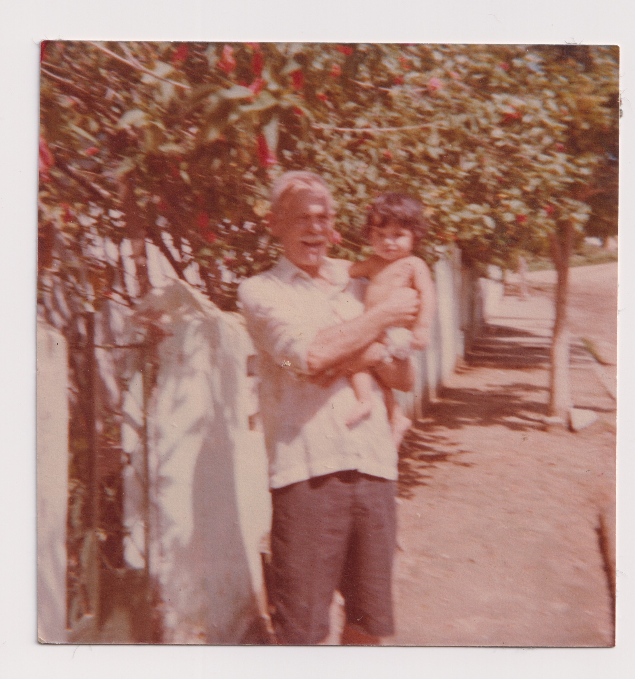 Avô paterno de Andrea, que está em seu colo com 3 anos de idade, na casa em Bebedouro. Ele era maquinista de trem.