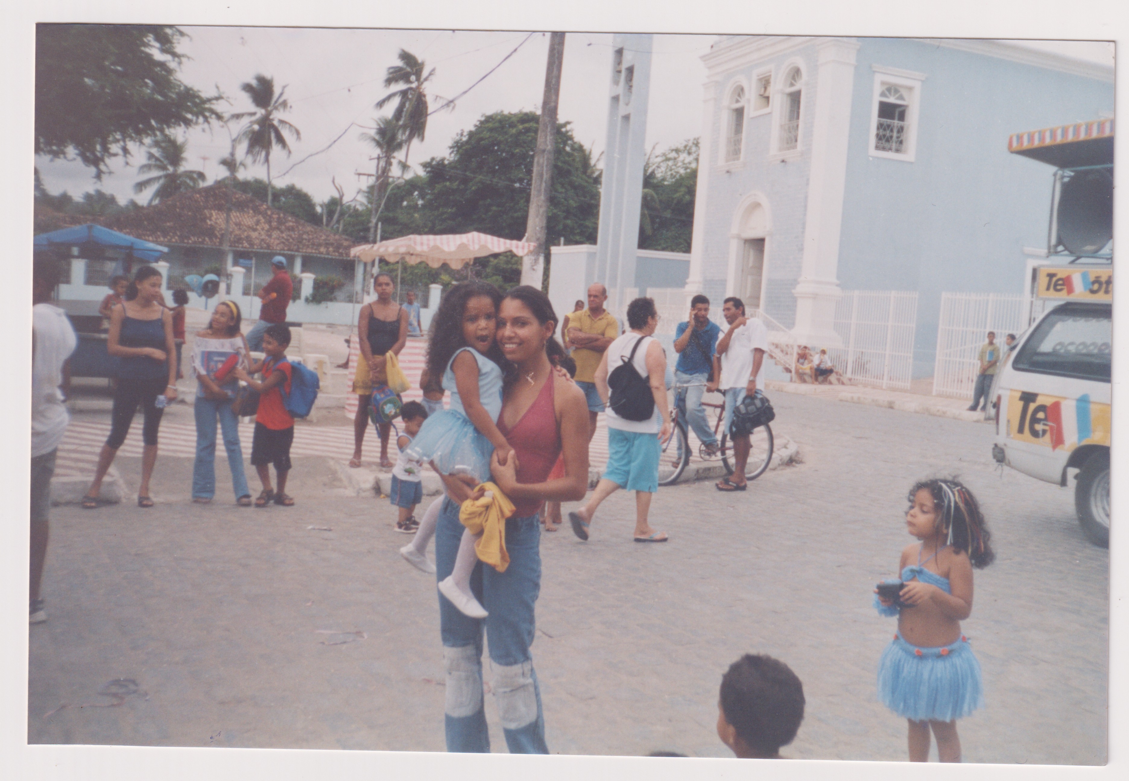 Andrea e sua filha Bia no colo, no Bailinho promovido pela escola Madre Blanch, na Praça Lucena Maranhão.