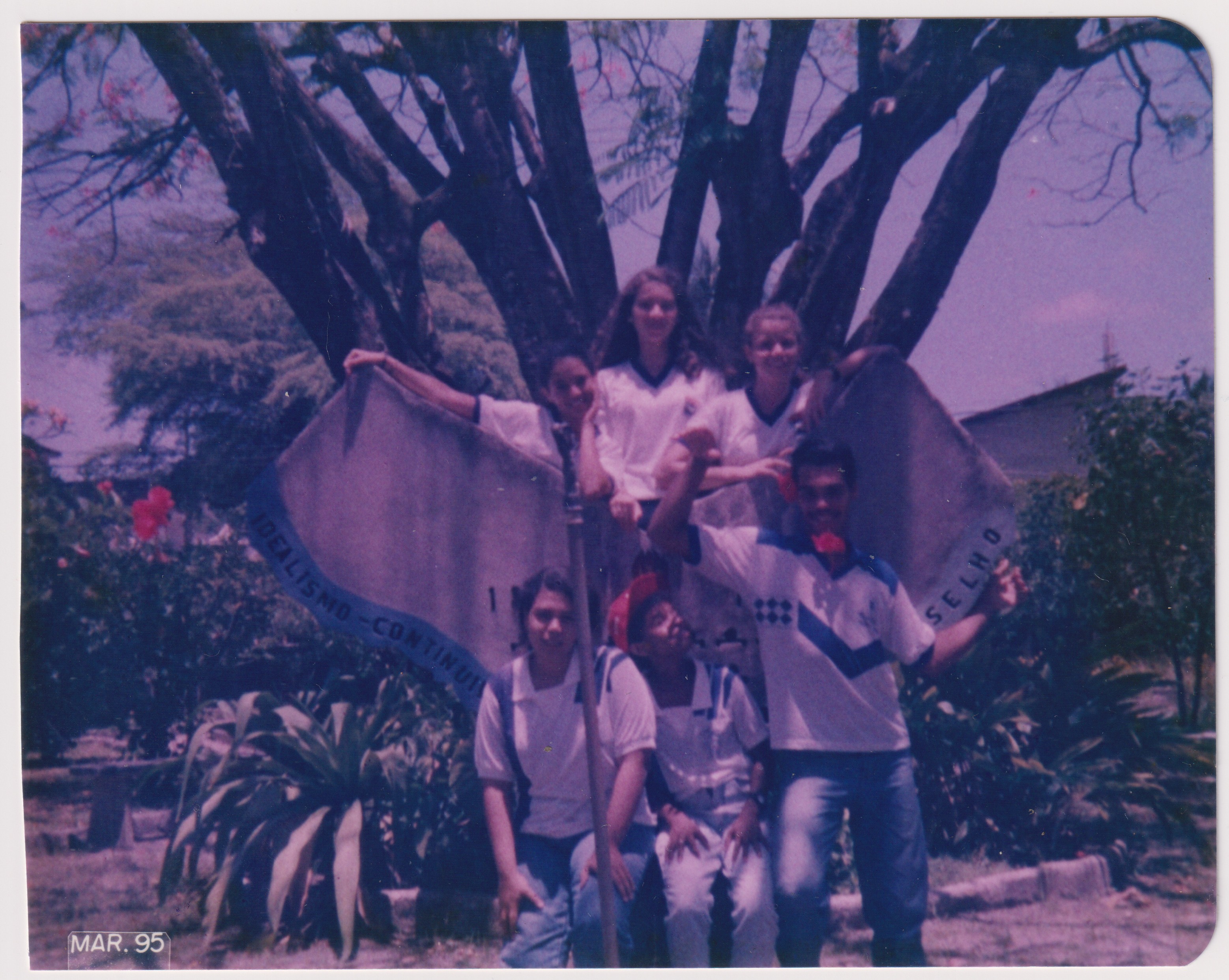 Fotos de amigos no monumento de Princípios do Colégio Bom  Conselho, foto tirada pela própria Andrea