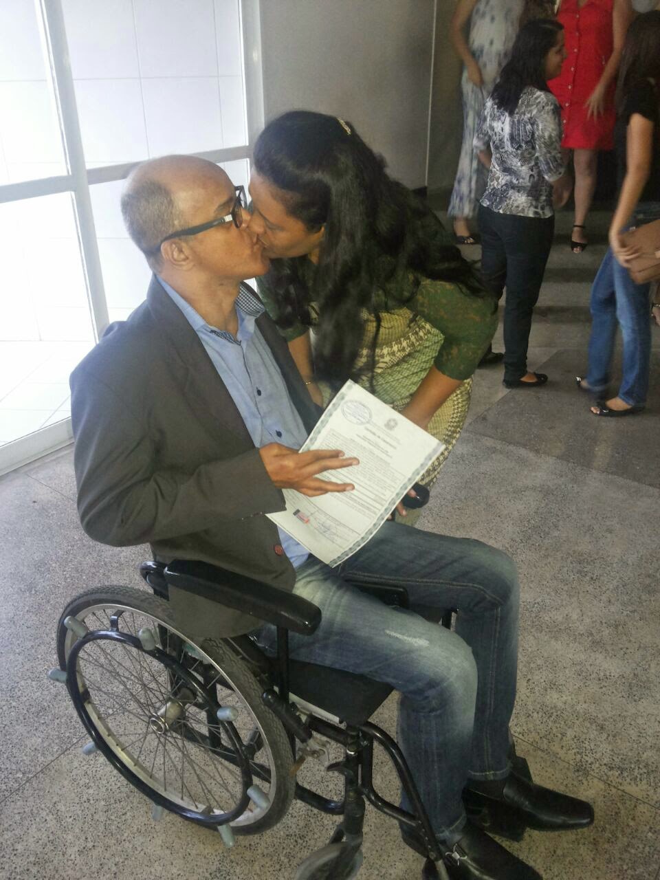 Momento em que Ricardo e sua esposa Vânia se casam no Civil. Ricardo comenta que Vânia festejou muito o momento, quando ele finalmente parou de “enrolá-la”.