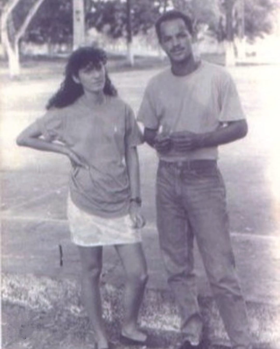 Registro em frente ao bloco de Educação Física da UFAL antes de realizar uma entrevista para o jornal informativo do DCE.

Amélia (amiga e vice-presidente do Centro Acadêmico) e Ricardo (presidente do Centro Acadêmico)