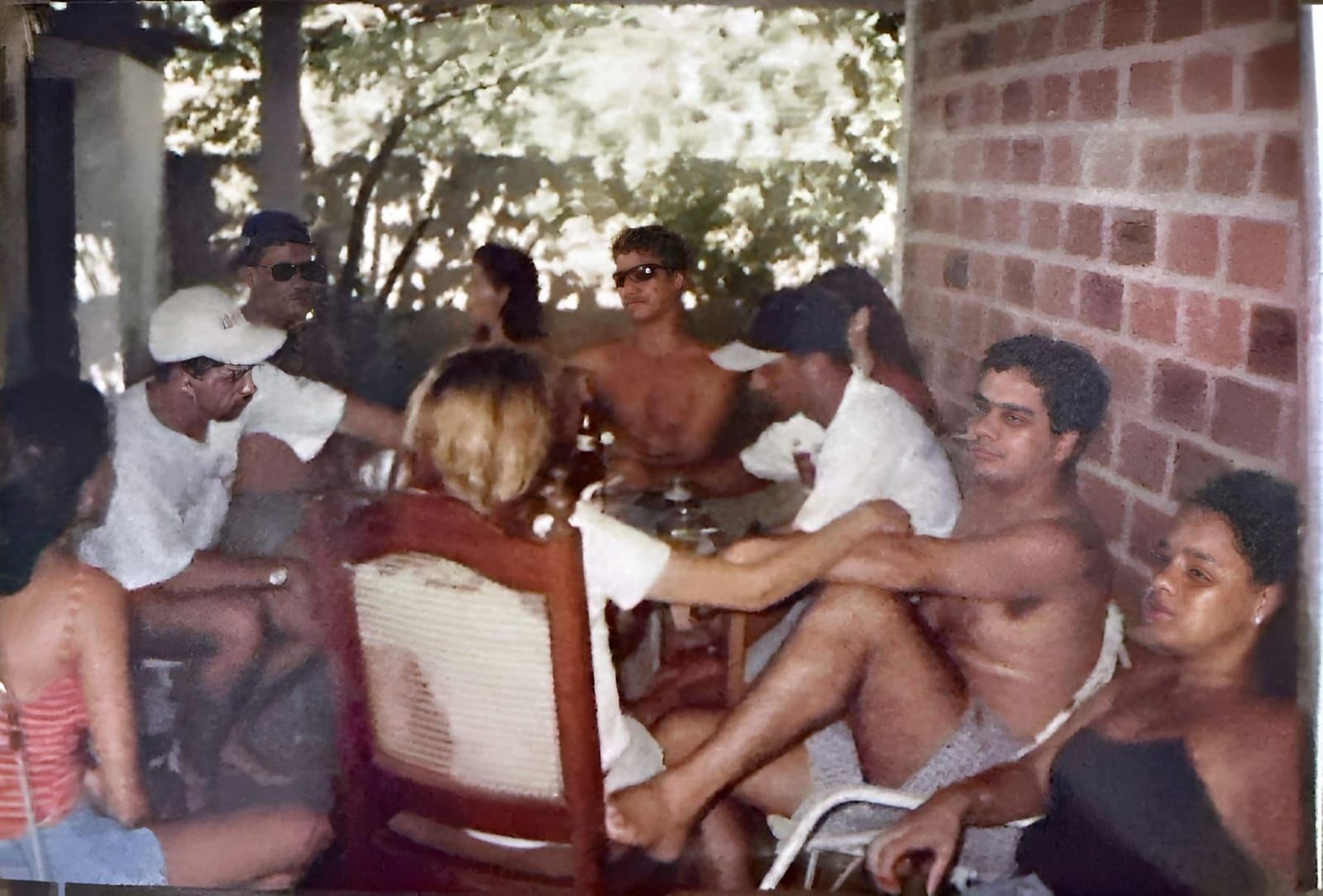 Aniversário de Carla, amiga de Ricardo, no Bosque Gilmar, Barra de Santo Antônio. Momentos antes do acidente.
Ellen (amiga), Ricardo Santa Rita (amigo), Sandro (Amigo), Carla (Amiga), Klebson (amigo) , Anny (amiga), Ricardo, Rogério (amigo) e Janaina (conhecida)