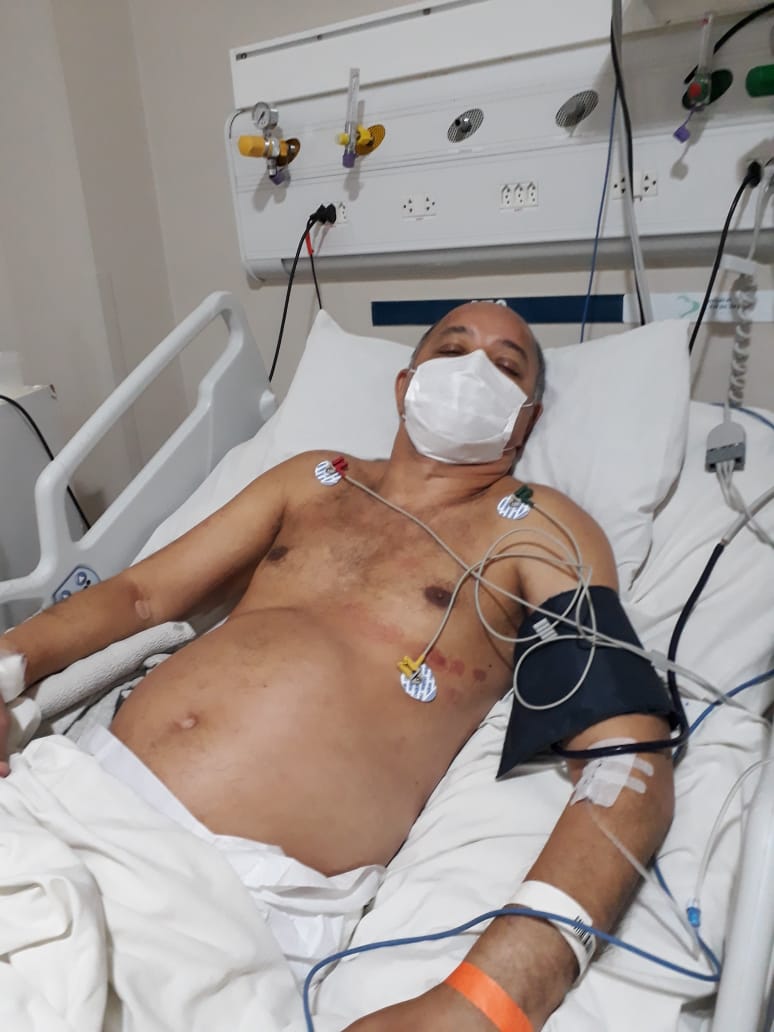Ricardo na cama do hospital após sofrer um infarto no momento da mudança de sua casa no Pinheiro.