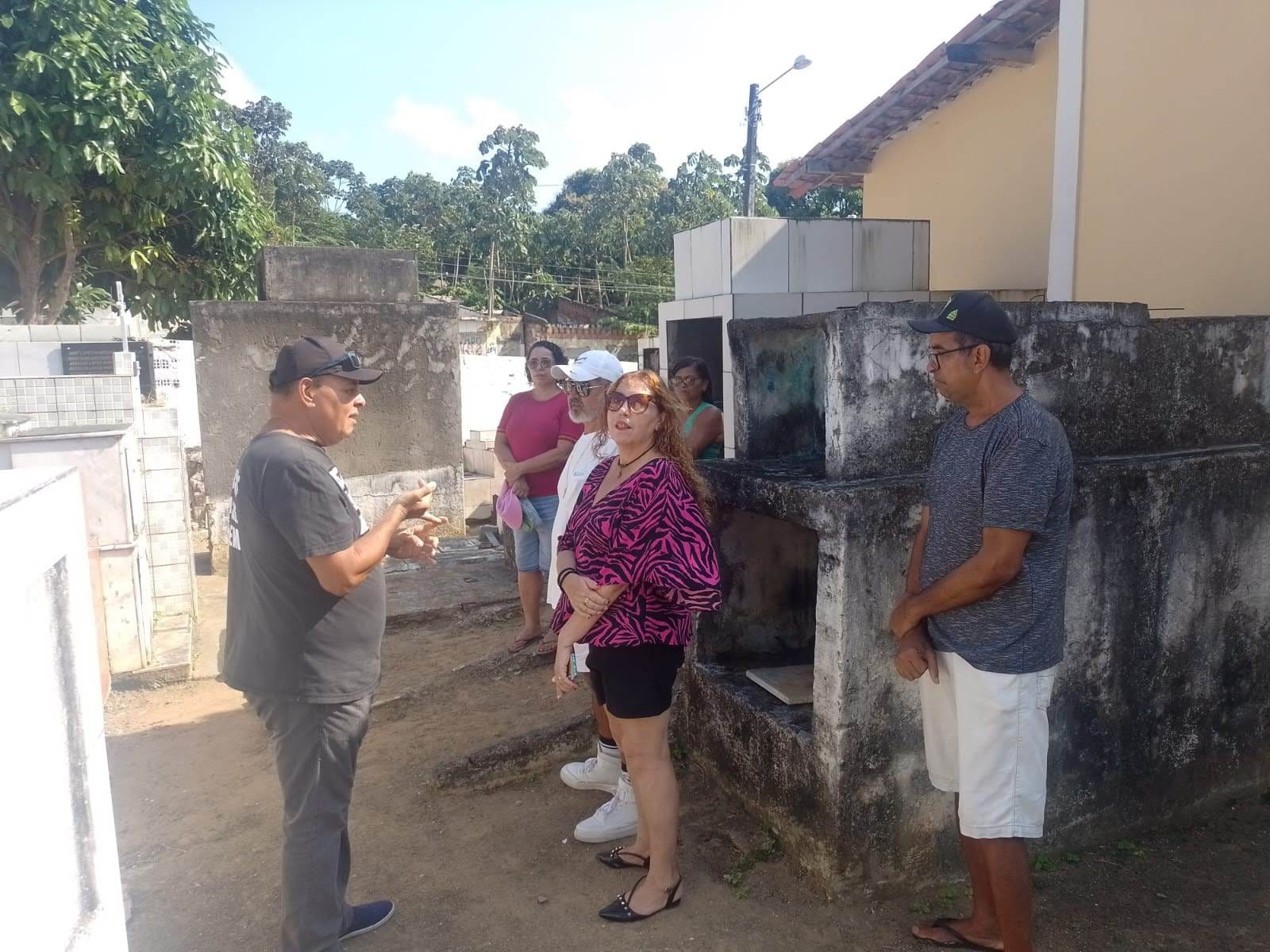 José Balbino conversa com visitantes não identificados, que visitavam os jazigos de seus familiares no dia de finados.