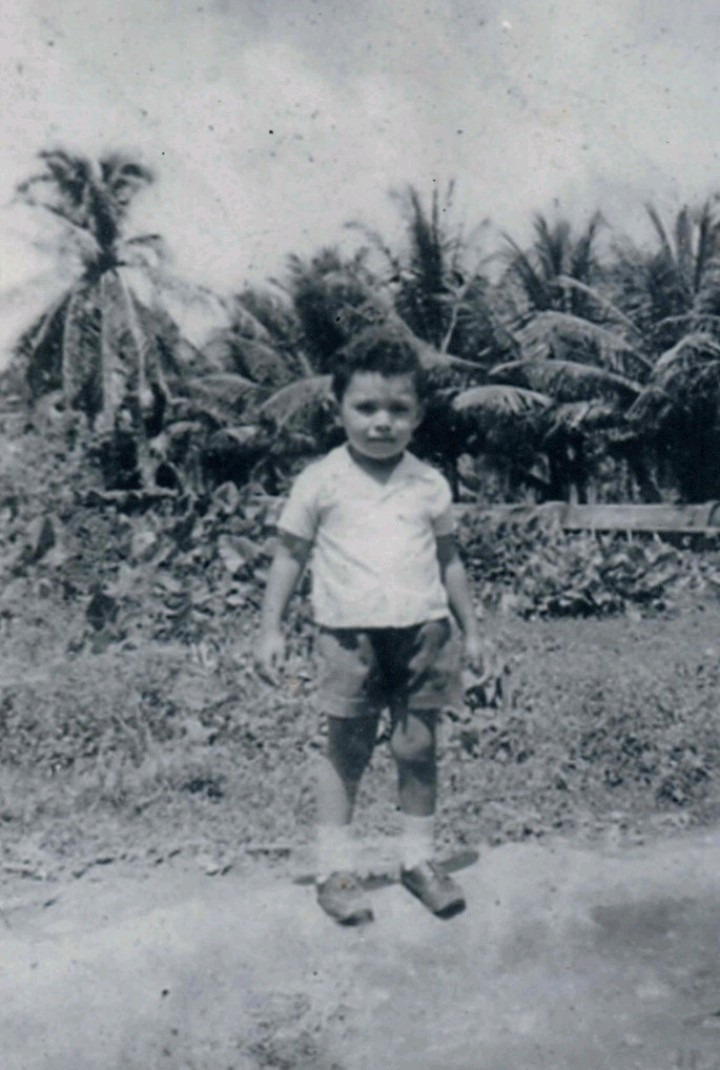 José Balbino aos 4 anos de idade, em frente à Granja Nossa Senhora da Conceição, na Rua Marquês de Abrantes, bairro de Bebedouro.