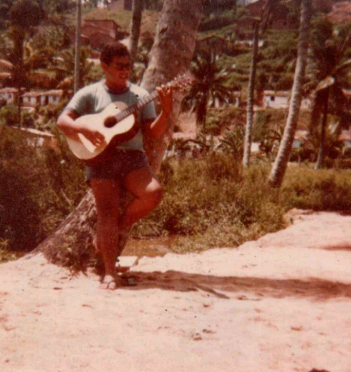 José Balbino, aos 15 anos, aprendendo a tocar violão na chácara da família, na rua Marquês de Abrantes, bairro de Bebedouro.