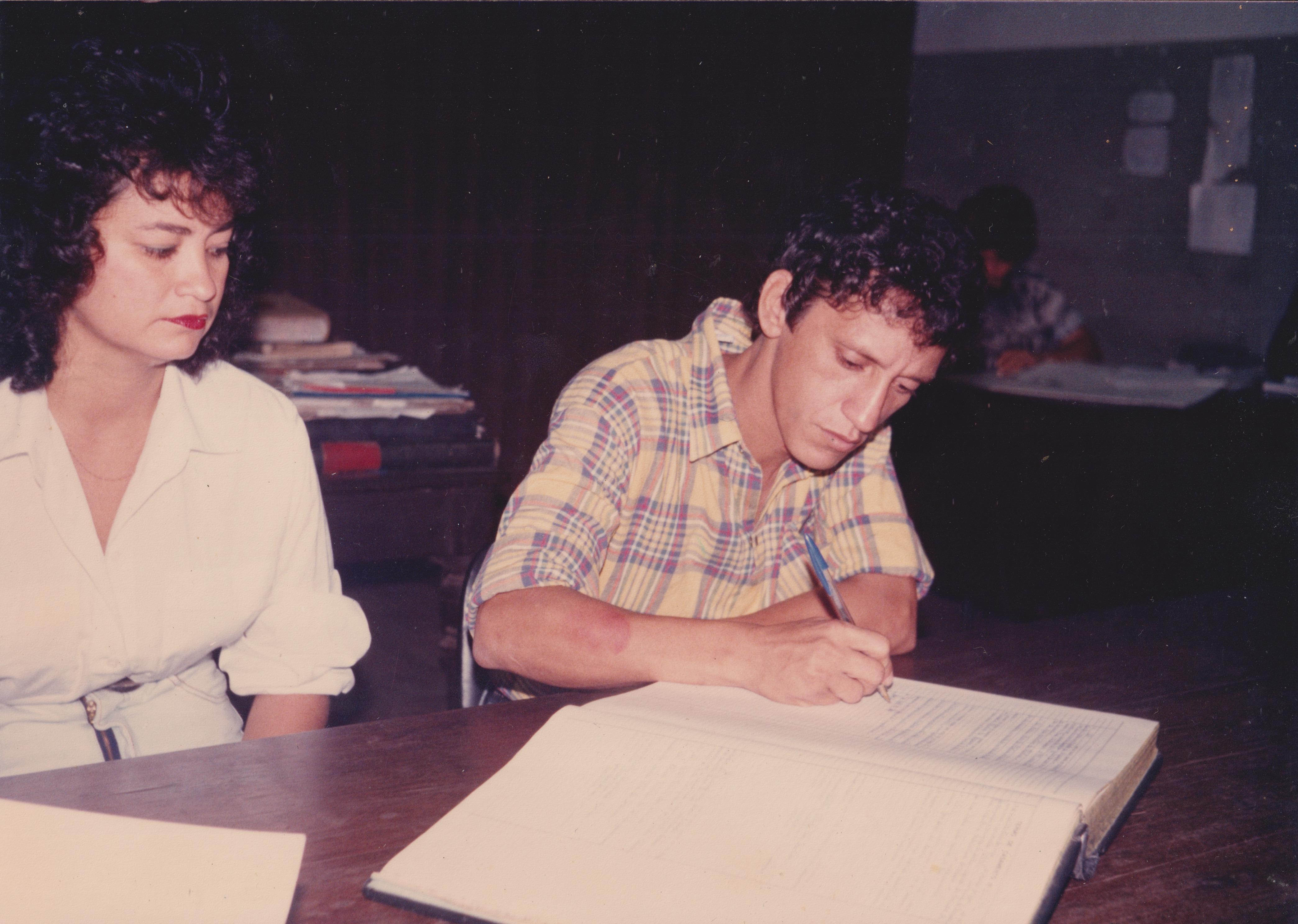 Elizabete e Fausto, pais de Elisa, casando-se no cartório em Belém