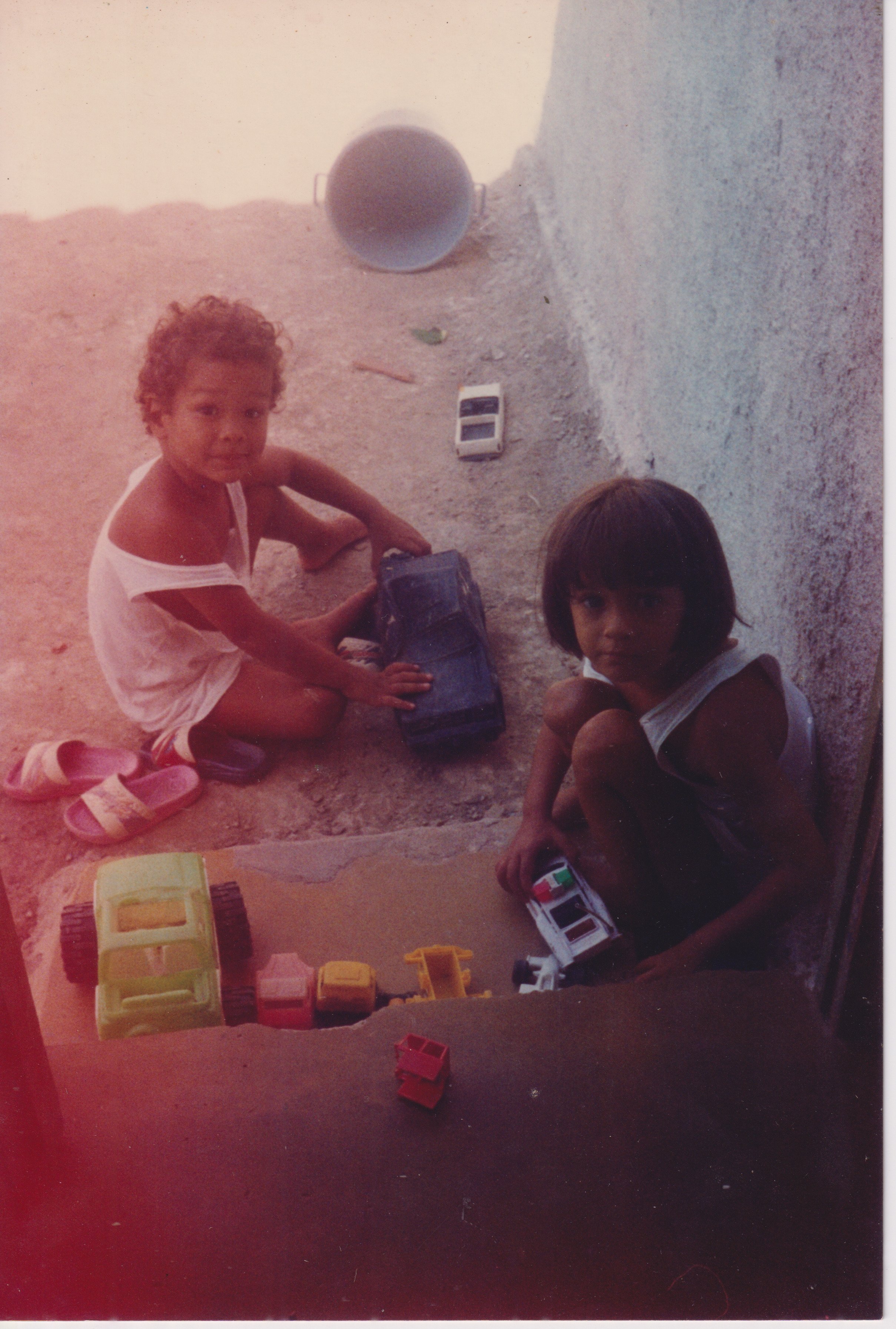 Fausto Júnior (irmão de Elisa) e Elisa brincando
