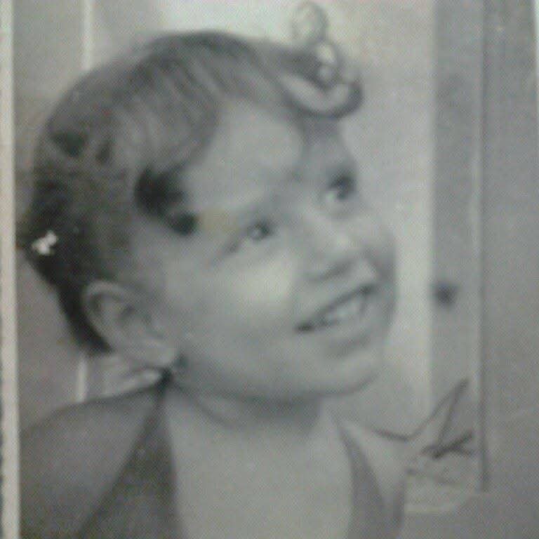 Foto tirada quando Jeanne tinha cerca de dois ou três anos. Ela estava na casa da sua tia Ivete, quem provavelmente tirou a foto, na rua Aguinelo Barbosa, no Prado, Maceió. Jeanne diz que ela aprontava muito quando criança.