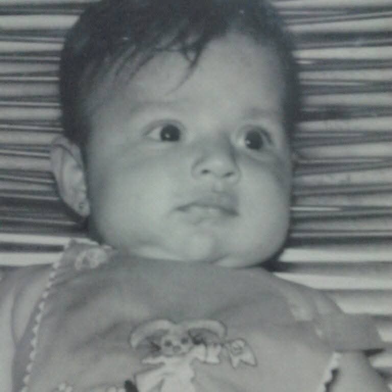 Jeanne com cerca de três meses na cadeira de balanço de fios de plástico. Ela está na casa de seus avós maternos, Antônio e Eulália, na rua Travessa dos Confidentes, número 104, Levada, Maceió.