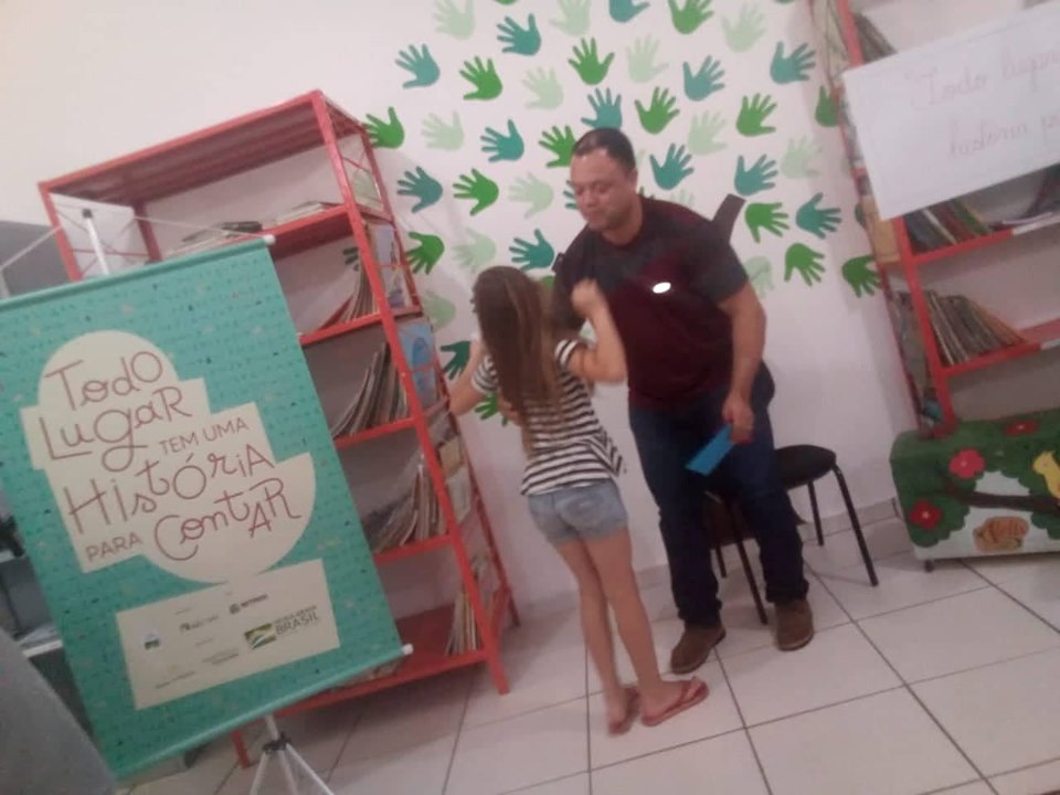 Aluna entregando um mimo para o entrevistado
