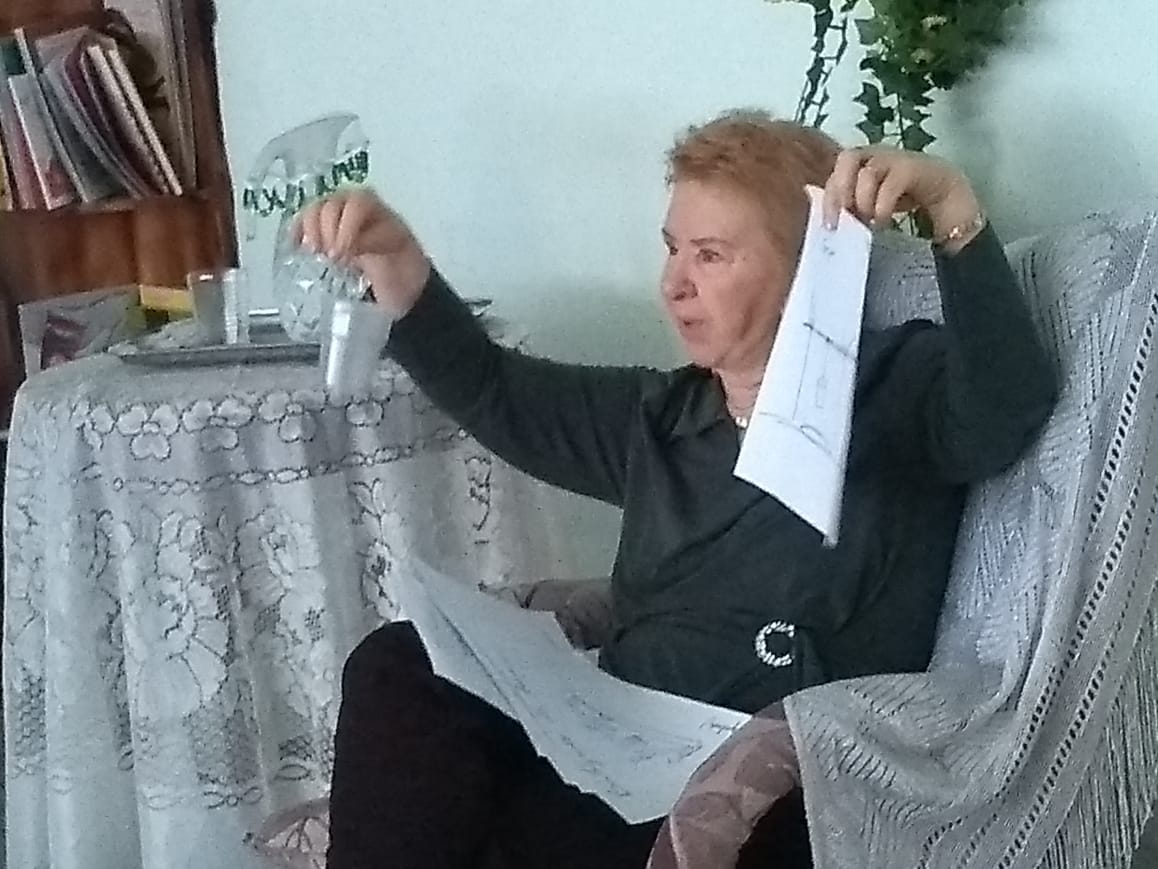 Explicando uma de suas brincadeiras para os alunos