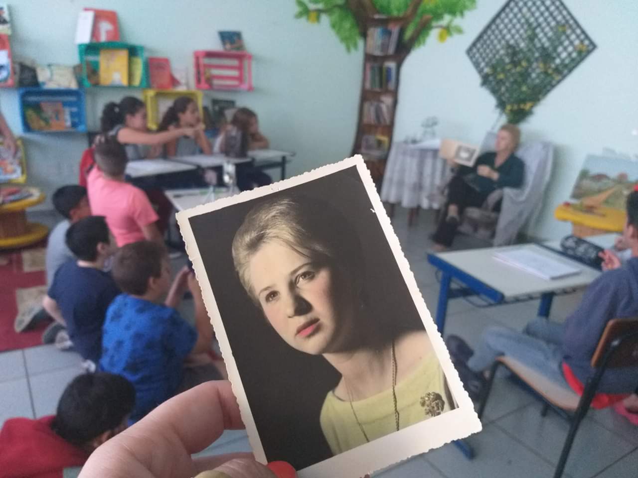 Foto que toruxe de quando era moça e apresentou no momento da entrevista
