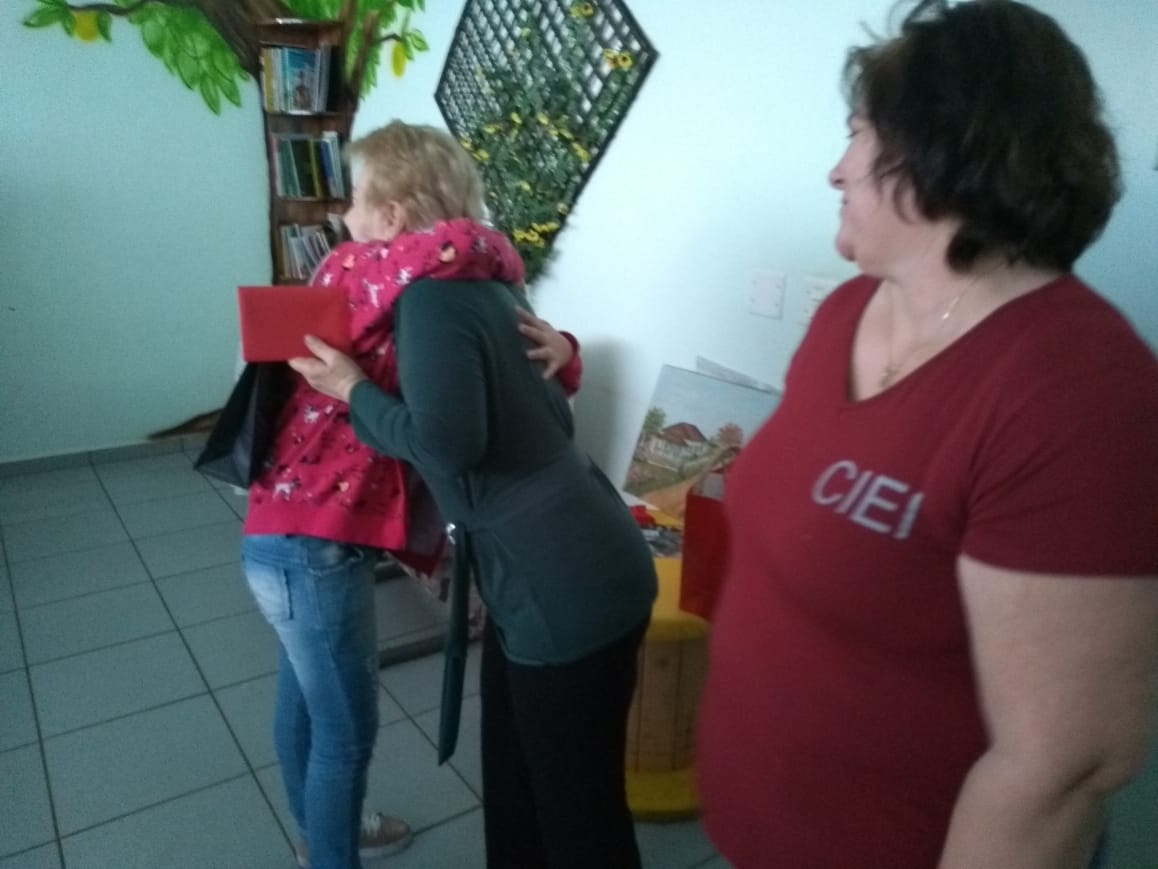 aluna entregando uma lembrancinha  no final de entrevista