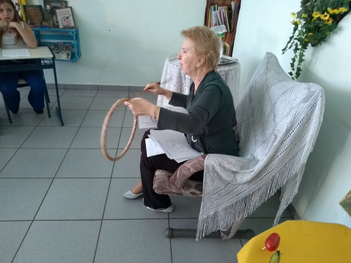 Dona Rosa explicando para os alunos suas brincadeiras de infância.