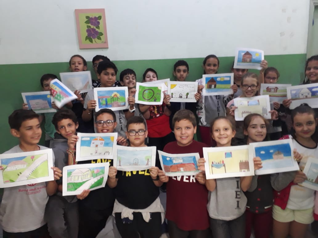 Alunos exibindo os desenhos de memória da entrevista com Dona Rosa