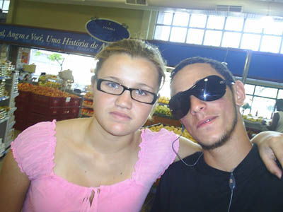 personagem: Rodrigo da Silva Santos e Milene Robeiro.<br>historia: Essa foto foi tirada por uma pessoa chamada Wellington. Nós estavamos na cidade de Angra dos Reis, em um supermercado, na data de 20/03/2006.
Essa data foi muito especial, nós tinhamos ido para uma festa, e justamente nesse dia eu conheci uma menina muito especial chamada Cinthia.<br>