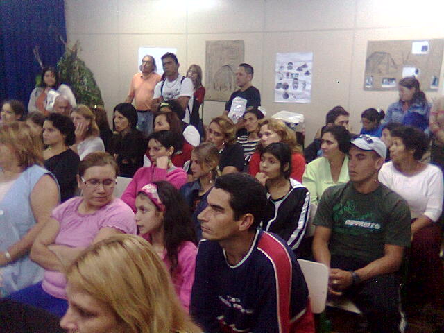 personagem: São Alunos do Periodo Noturno do EJA Supletivo do 2 ºgrau.<br>historia: Esta foto estão meus colegas do curso noturno do supletivo. Nesta noite estávamos vendo a apresentação de teatro referente ao dia do indio.<br>