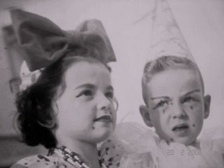 personagem: Eu e meu irmão Ibsen<br>historia: Essa foi a primeira foto, que tiramos depois que mudamos da Rua Batataes.<br>