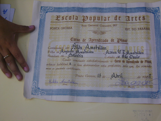 personagem: Diploma de Dona Hilda, curso de plissê<br>historia: Dona Hilda trouxe para nós o certificado do curso de plissê que fez em 1967.<br>