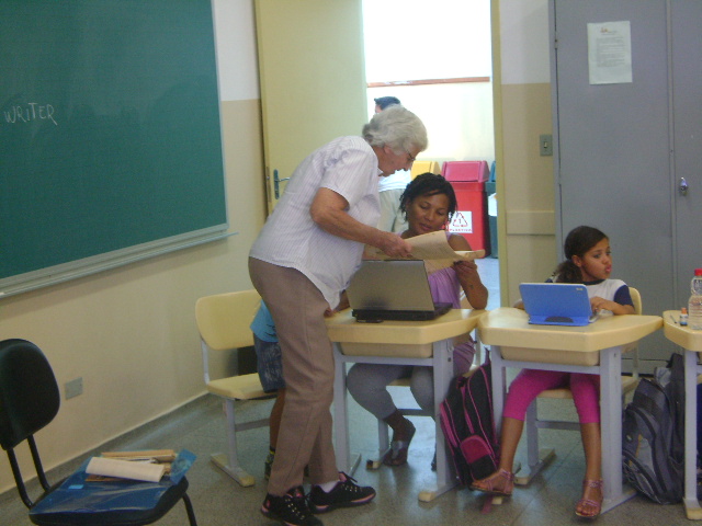 personagem: Dona Hilda, Elisandra, Isabelle<br>historia: Dona Hilda mostrando a escritura dos lotes de terra da família dela, o sistema monetário da época da escritura era o Réis<br>