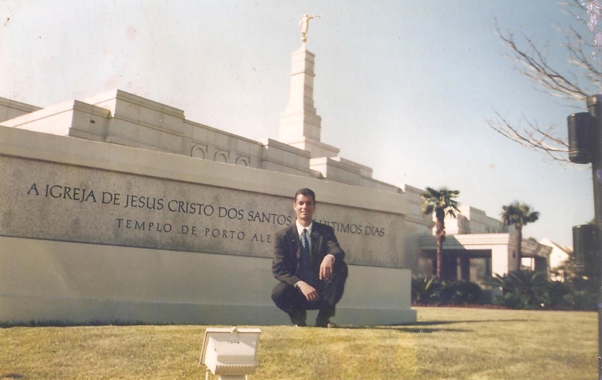 Pedro em frente ao Templo de sua religião