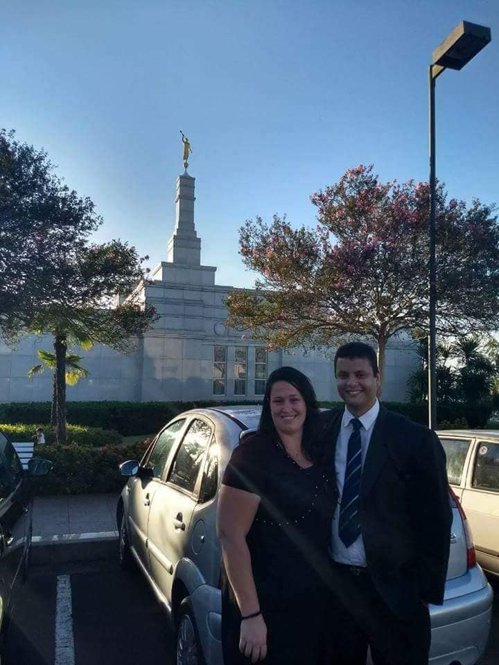 Pedro e sua esposa Aline, em um Templo na zona norte